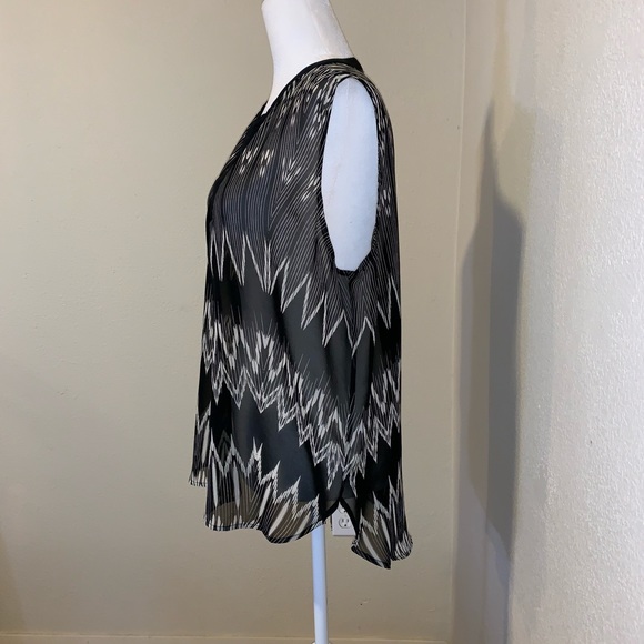 1. STATE Black and White PRINT V Neck Sleeveless - Picture 3 of 4